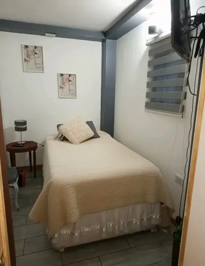 Habitación amoblada con cama individual y televisor - miniatura 1