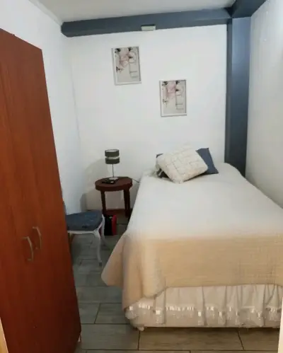 Habitación amoblada con cama individual y televisor - miniatura 2