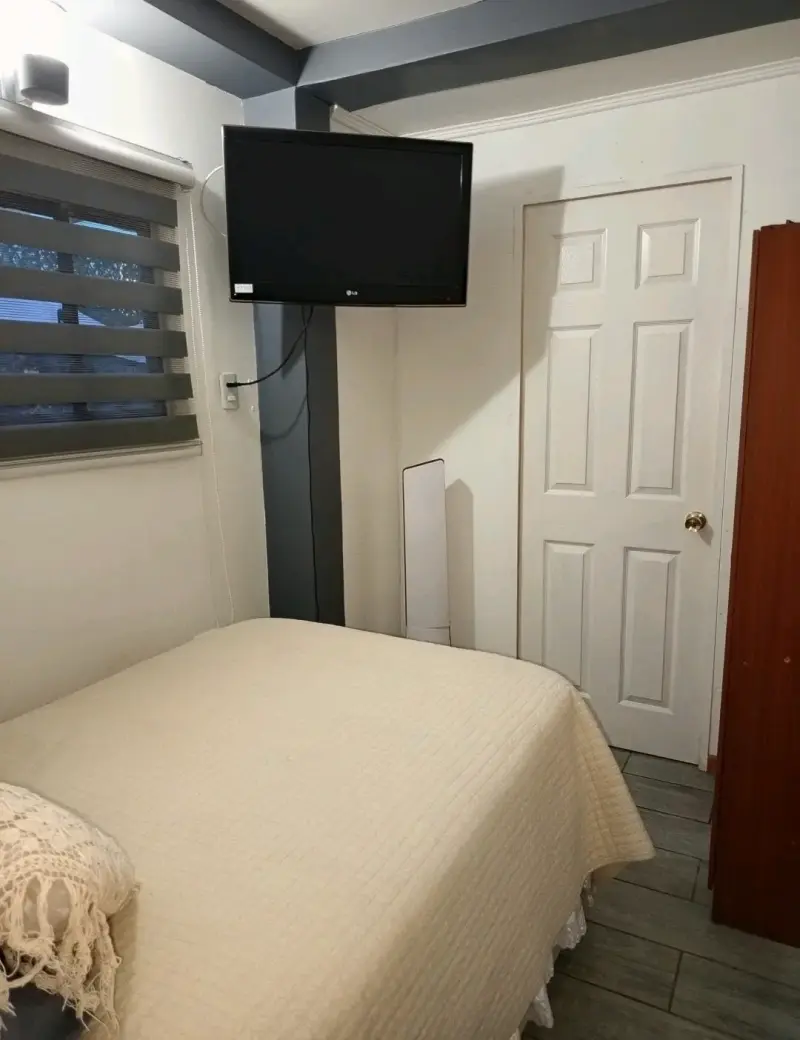 Habitación amoblada con cama individual y televisor - 3
