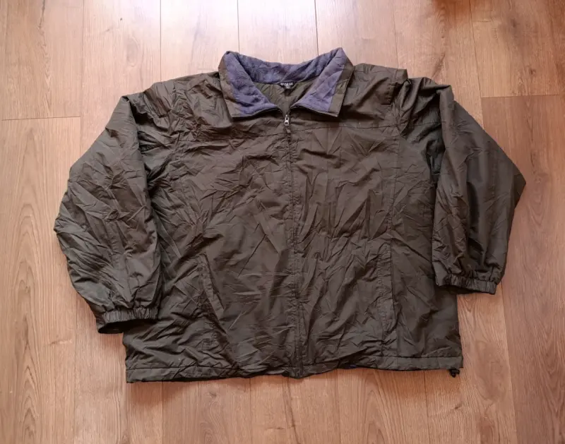 Chaqueta verde unisex con cierre y bolsillos