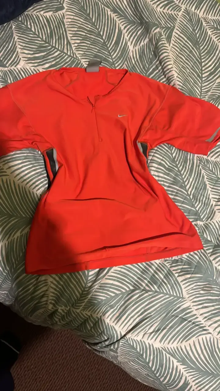 Polera deportiva roja Nike Dri-Fit - 1