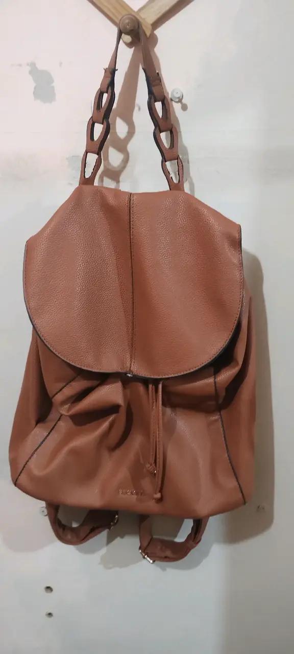 Mochila de cuero marrón con diseño moderno - 1