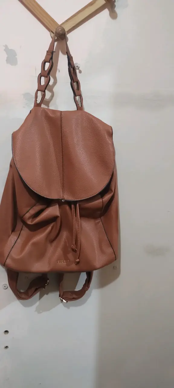 Mochila de cuero marrón con diseño moderno - 2
