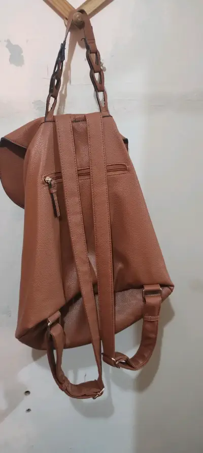 Mochila de cuero marrón con diseño moderno - miniatura 3