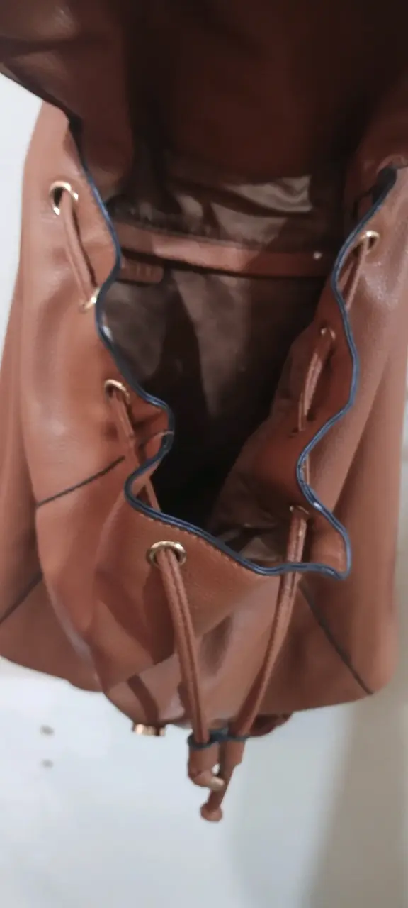 Mochila de cuero marrón con diseño moderno - 4
