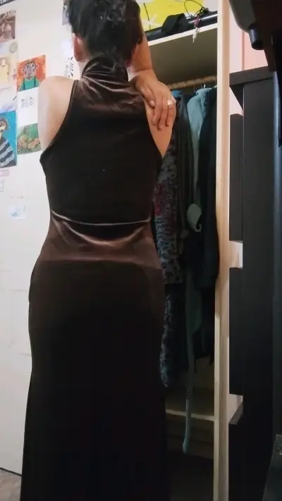 Vestido de noche marrón elegante - miniatura 3