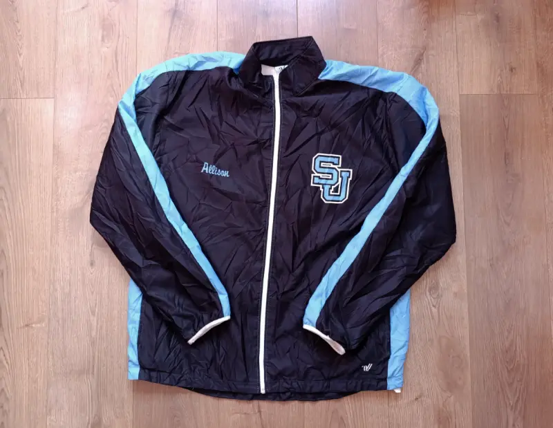 Chaqueta deportiva negra y azul