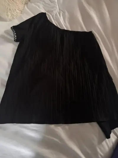 Blusa negra plisada de un solo hombro - miniatura 1