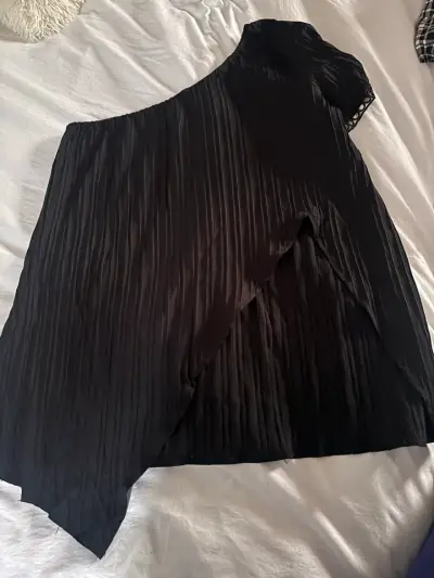 Blusa negra plisada de un solo hombro - miniatura 2