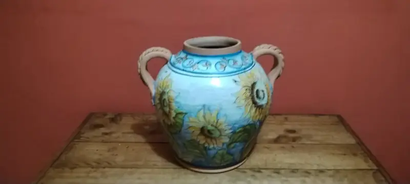 Jarrón de cerámica pintado a mano con girasoles