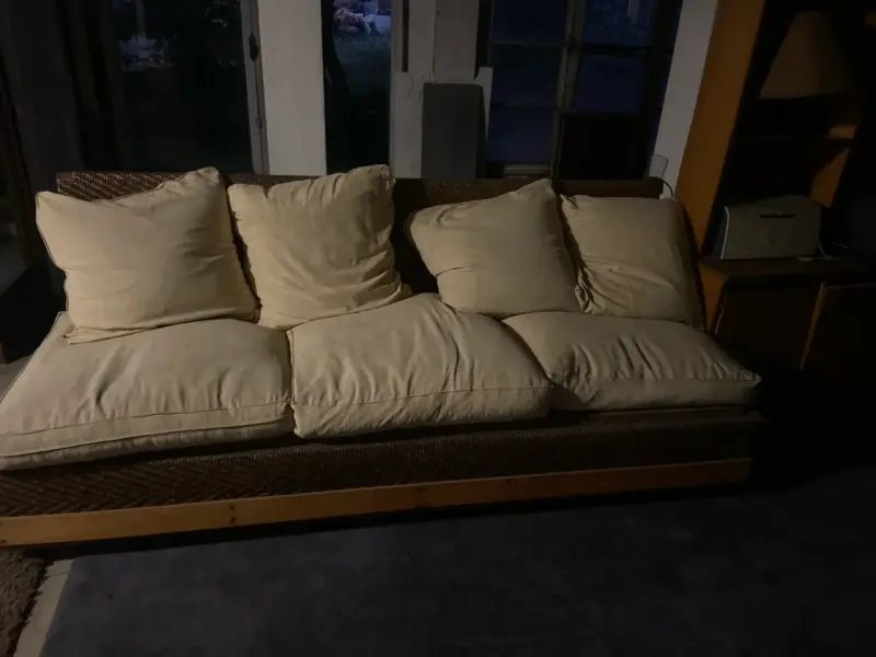 Sofá de mimbre con cojines beige - 2