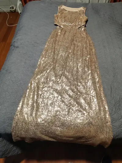Vestido largo de lentejuelas doradas para fiesta - miniatura 1