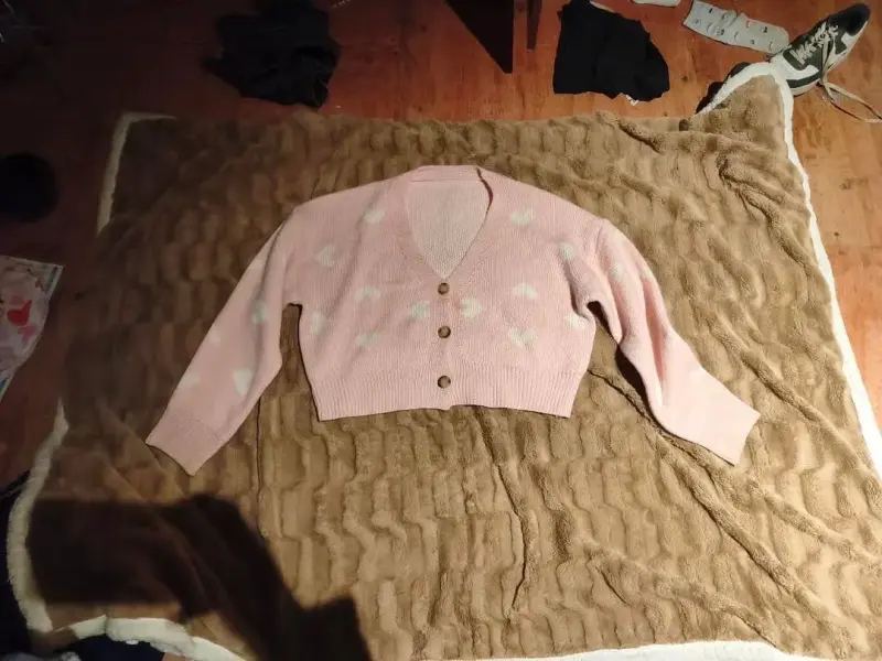 Chaleco rosado con botones y diseño de corazones - 1