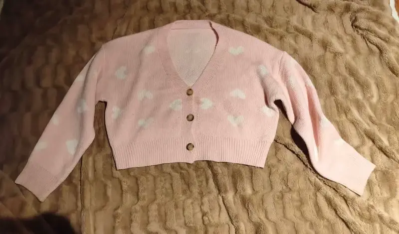 Chaleco rosado con botones y diseño de corazones - 2