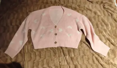Chaleco rosado con botones y diseño de corazones - miniatura 2
