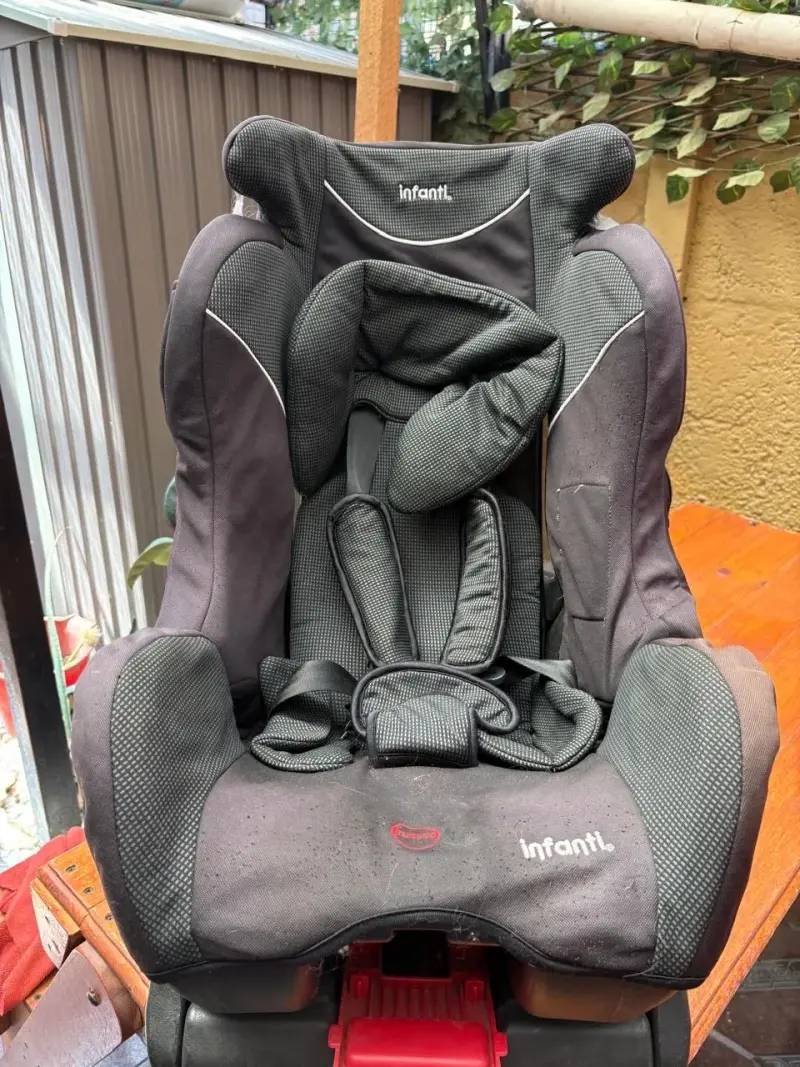 Silla de auto para bebé Infanti negra y baño - 3