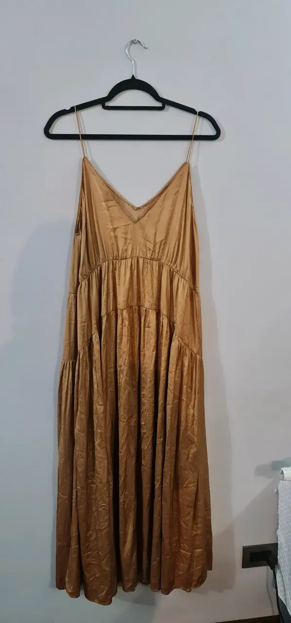 Vestido largo dorado elegante - 1