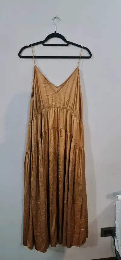 Vestido largo dorado elegante - miniatura 1