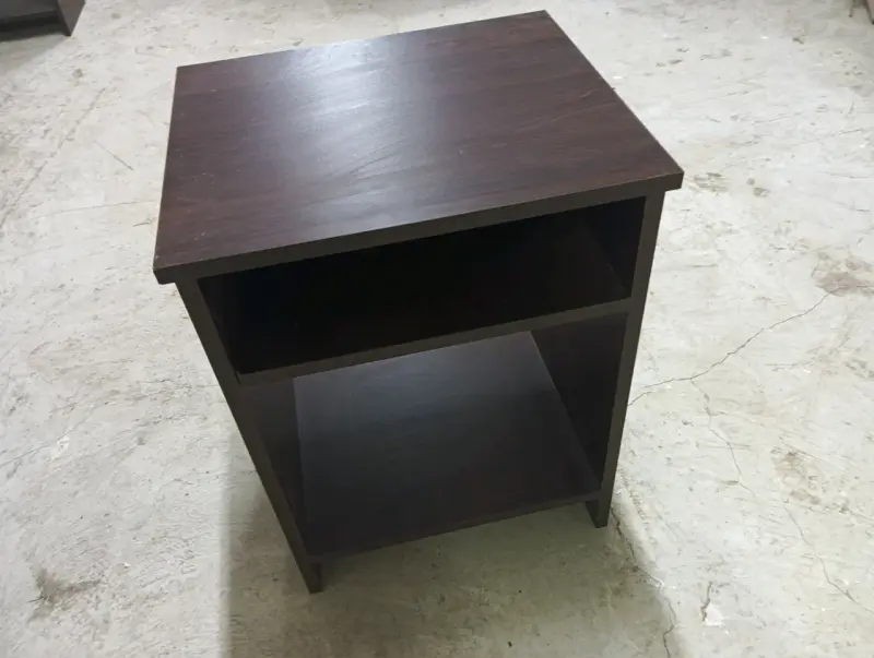 Dos mesas de noche de madera oscura con estante