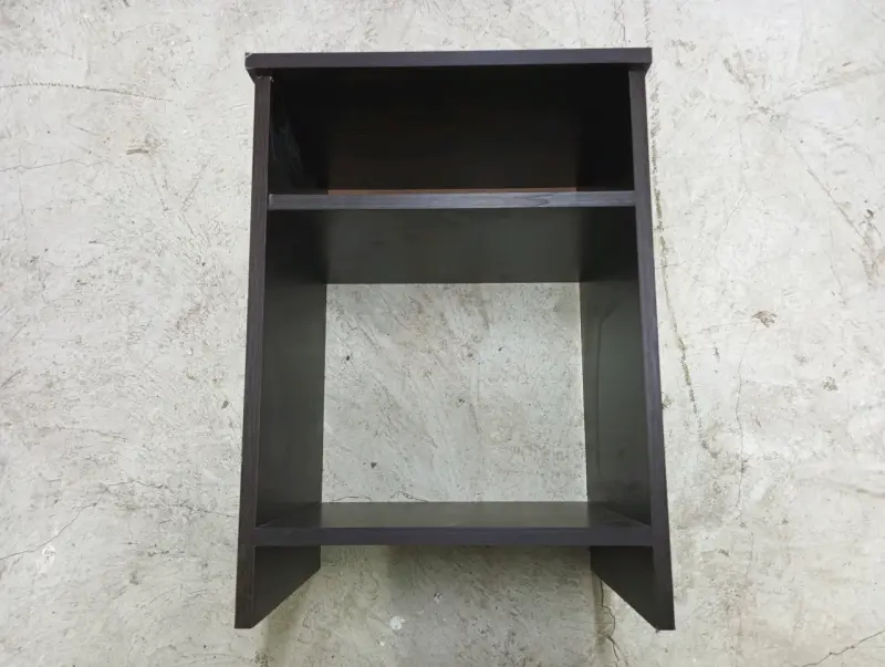 Dos mesas de noche de madera oscura con estante - 2