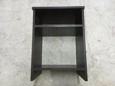 Dos mesas de noche de madera oscura con estante - miniatura 2