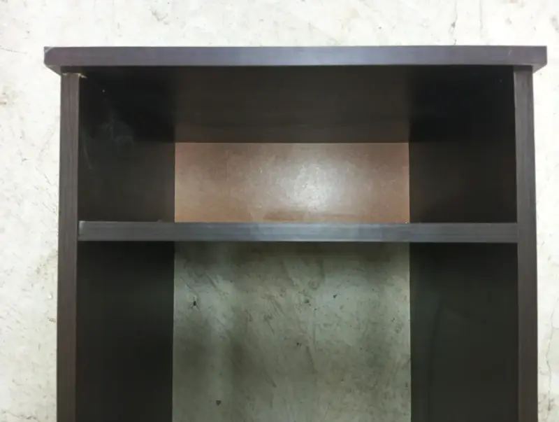 Dos mesas de noche de madera oscura con estante - 3