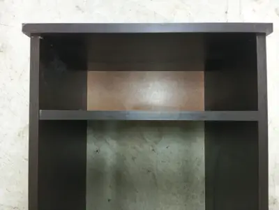 Dos mesas de noche de madera oscura con estante - miniatura 3