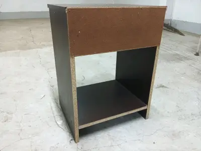 Dos mesas de noche de madera oscura con estante - miniatura 4
