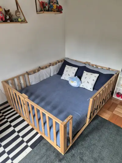 Cama infantil de madera con barandas - miniatura 1