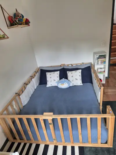 Cama infantil de madera con barandas - miniatura 2