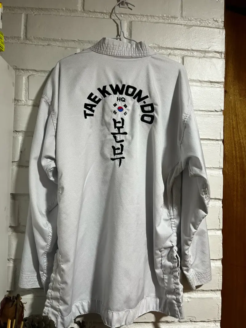 Dobok de Taekwondo blanco con bordados - 2