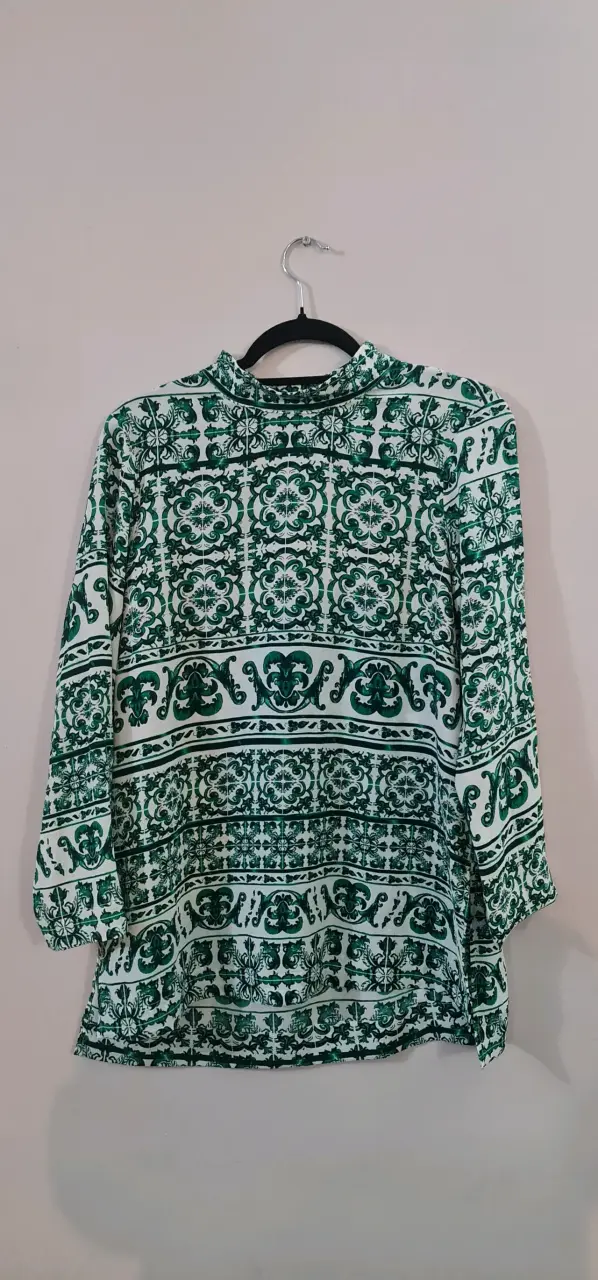 Blusa estampada verde y blanca de manga larga - 1
