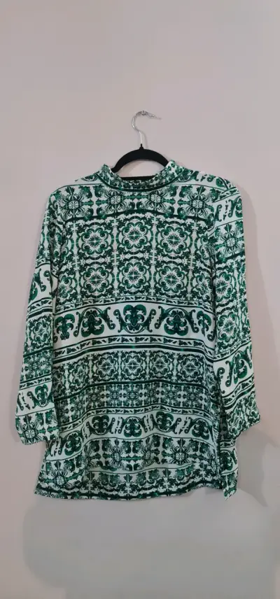 Blusa estampada verde y blanca de manga larga - miniatura 1