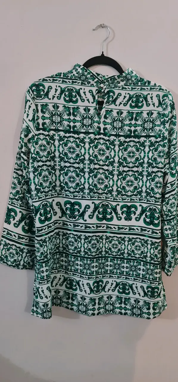 Blusa estampada verde y blanca de manga larga - 2