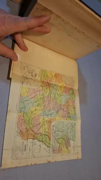 Libro antiguo 'Histoire de France' con mapas - miniatura 3