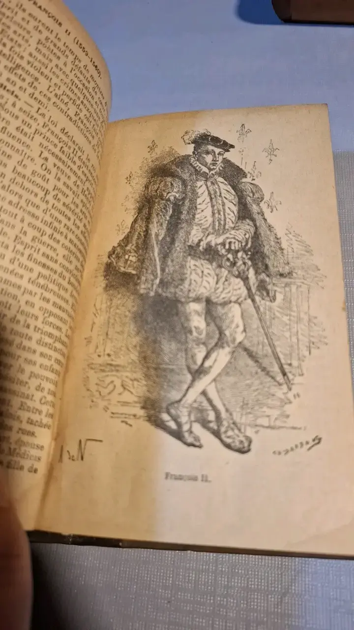 Libro antiguo 'Histoire de France' con mapas - 6