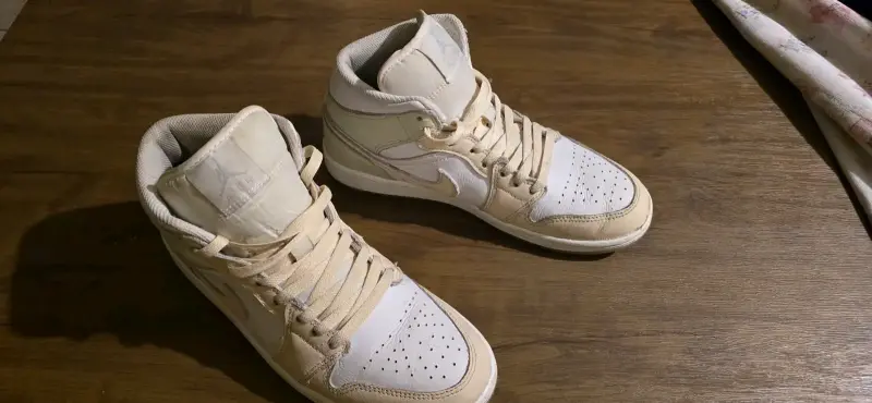 Zapatilas Air Jordan 1 Mid beige y blancas - 1