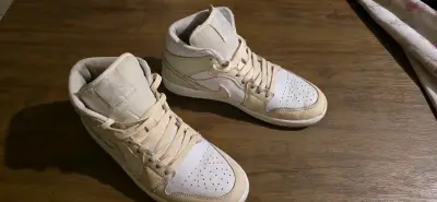 Zapatilas   Air Jordan 1 Mid  beige y blancas - miniatura 1