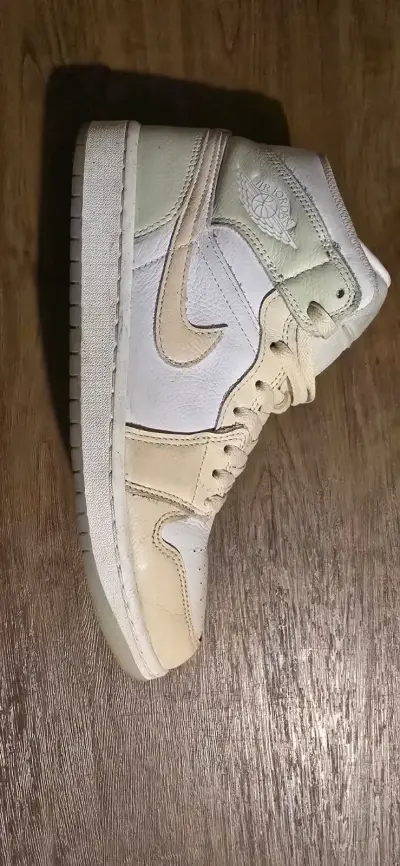 Zapatilas   Air Jordan 1 Mid  beige y blancas - miniatura 2