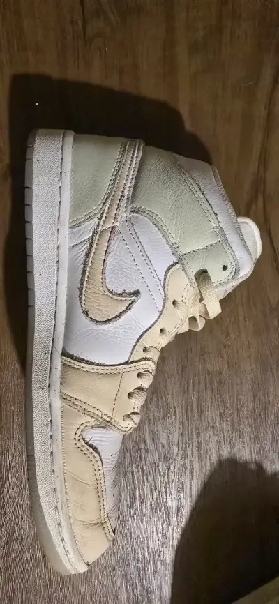 Zapatilas   Air Jordan 1 Mid  beige y blancas - miniatura 4