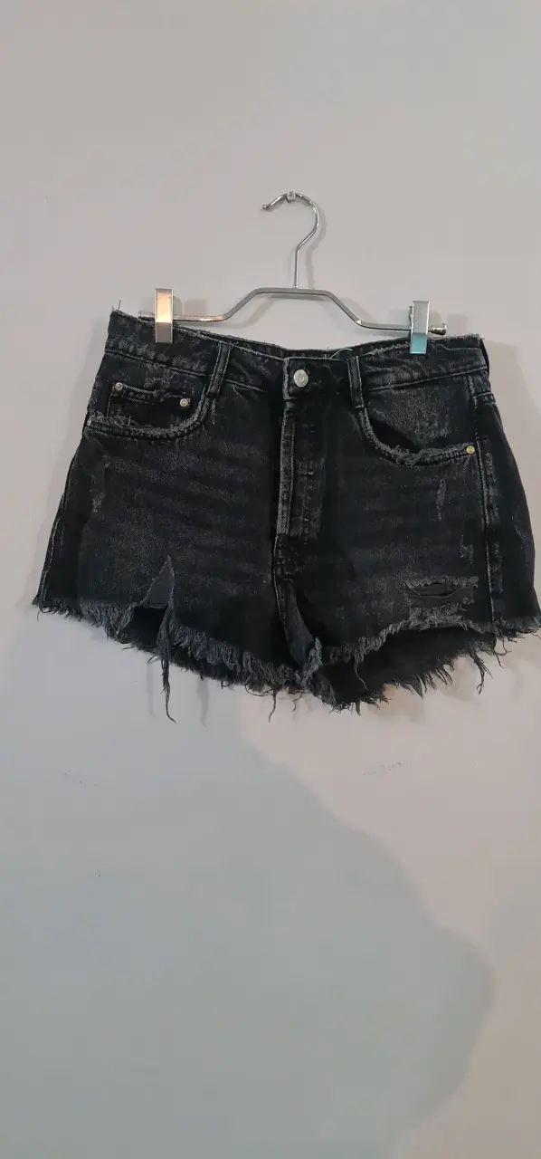 Shorts de mezclilla negros desgastados - 1