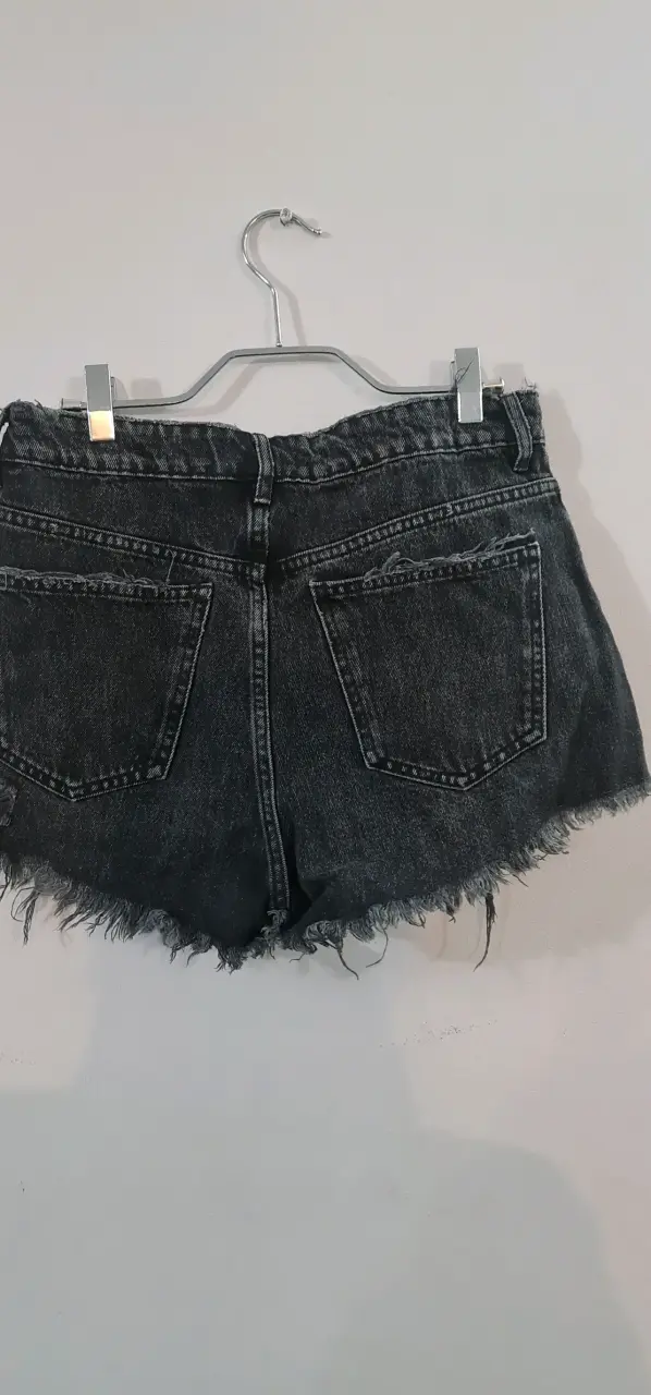 Shorts de mezclilla negros desgastados - 2