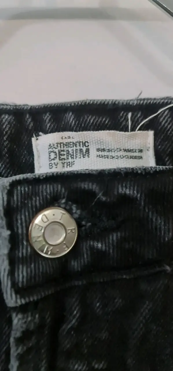 Shorts de mezclilla negros desgastados - 3