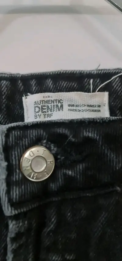 Shorts de mezclilla negros desgastados - miniatura 3