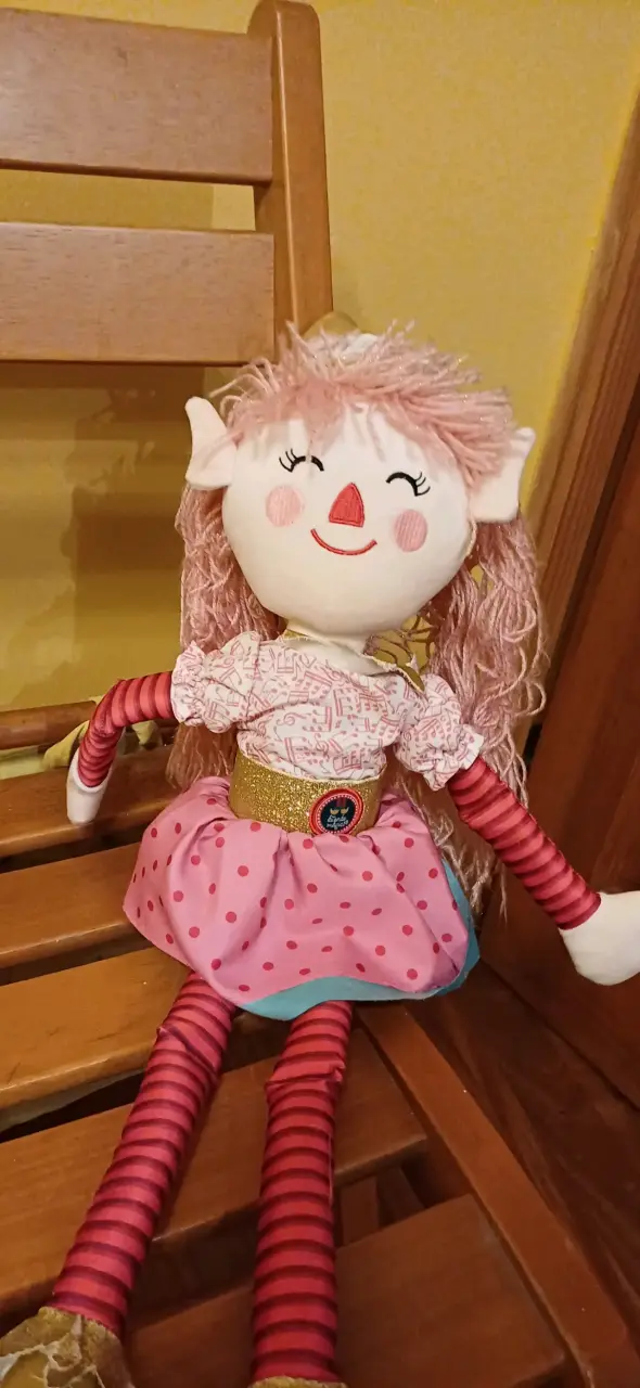 Duende magica con vestido rosa y cabello largo - 1