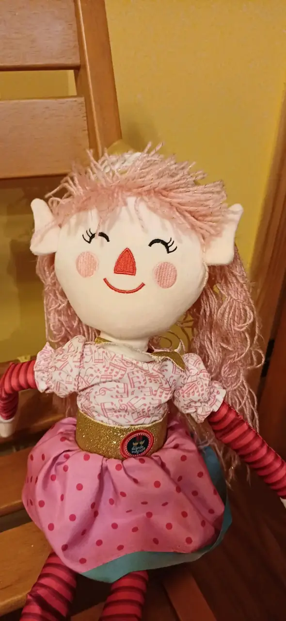 Duende magica con vestido rosa y cabello largo - 2