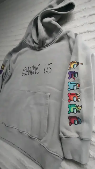 Polerón gris Among Us con diseño en mangas - miniatura 2