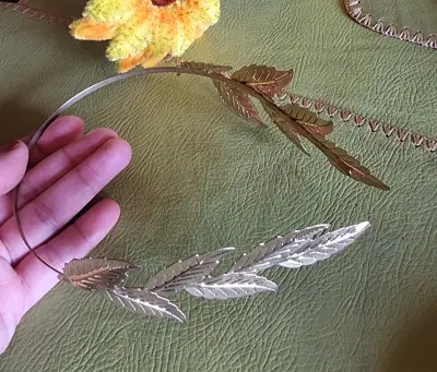 Disfraz de Toga Romana  con Detalles Dorados - miniatura 4