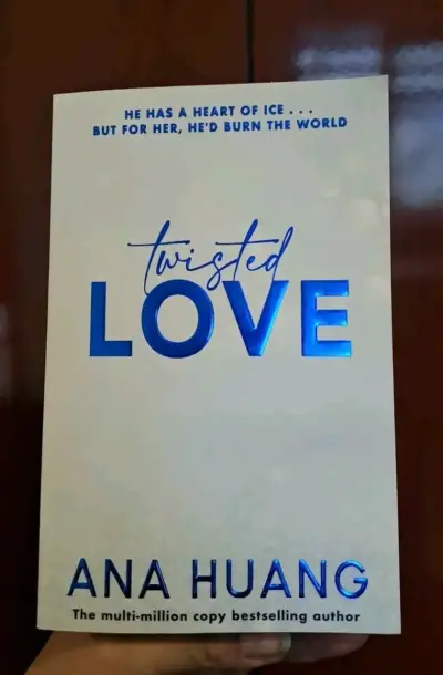 Libro 'Twisted Love' de Ana Huang en buen estado - miniatura 1