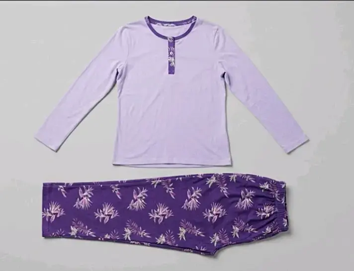 Pijama de mujer color lila con estampado floral - 1
